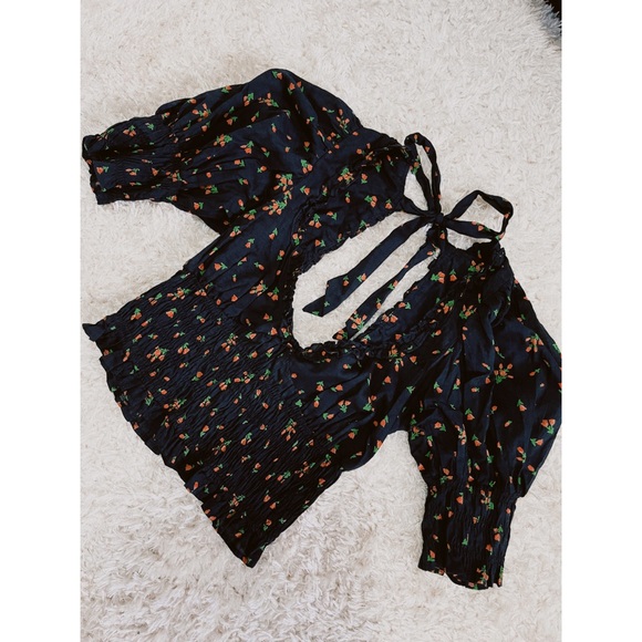 ✨NEW✨ URBAN OUTFITTERS Puff Sleeve Top - Picture 7 of 9